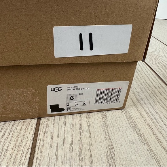 UGG Women's Fluff Mini Quilted Boots US6/EUR37 Black w/ White Logo Heel $160 - Picture 10 of 10